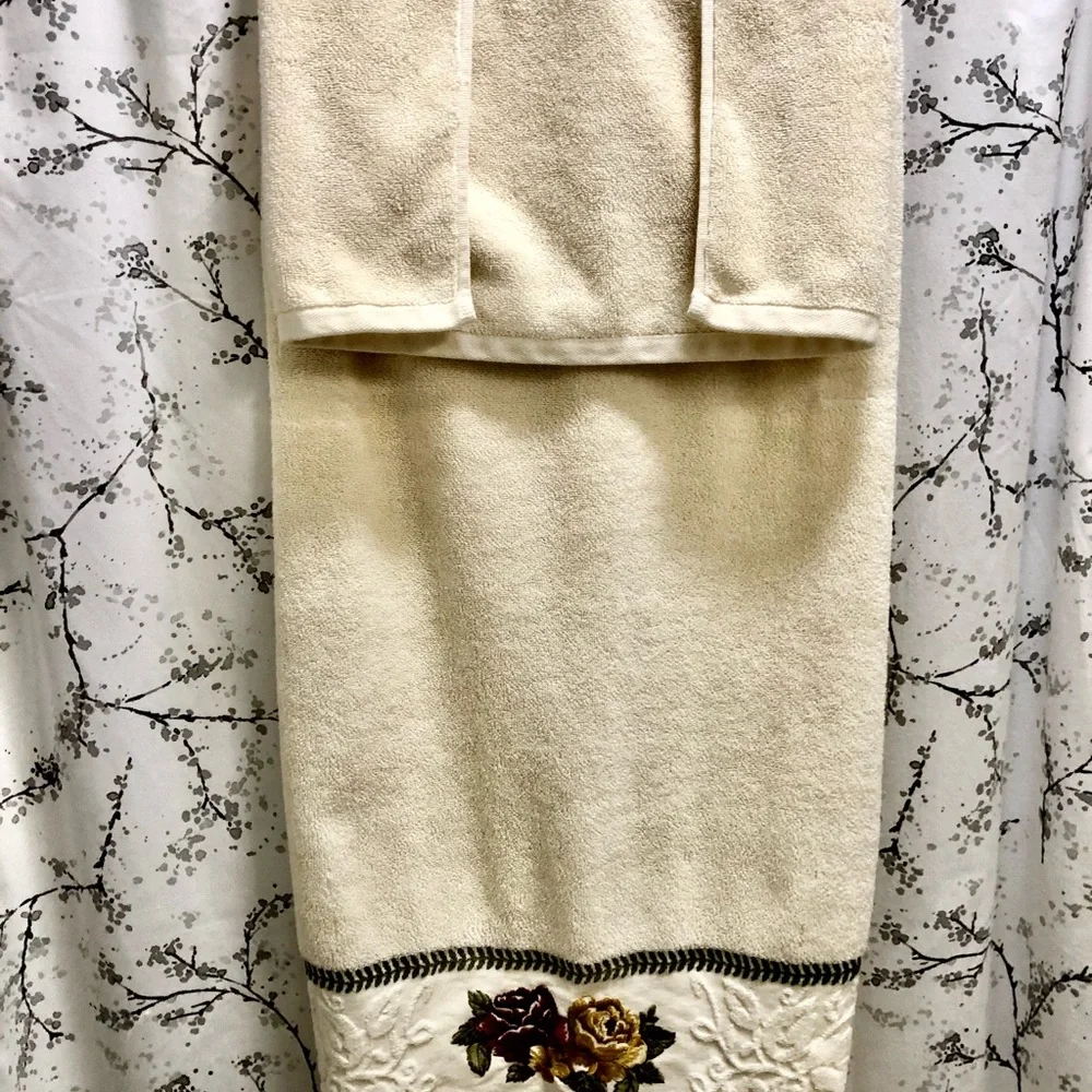 VINTAGE WAVERLY GARDEN ROOM EMBROIDERED COTTAGE ROSES W/EMBOSSED TRIM 24